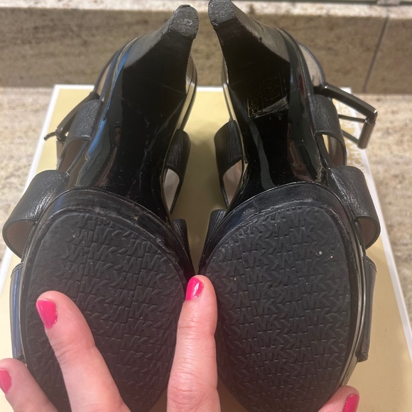 🌸 Like New 🌸 MICHAEL KORS Black Stacked Wedge Sandals/Heels - Picture 5 of 7